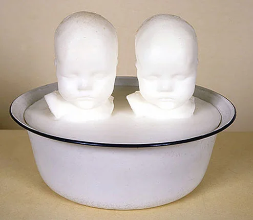 Wolfgang Stiller — Wolfgang Stiller twins-in-bowl-disconnected 2000, Detail, Wachs in Emailschüssel, 27x27x25 cm