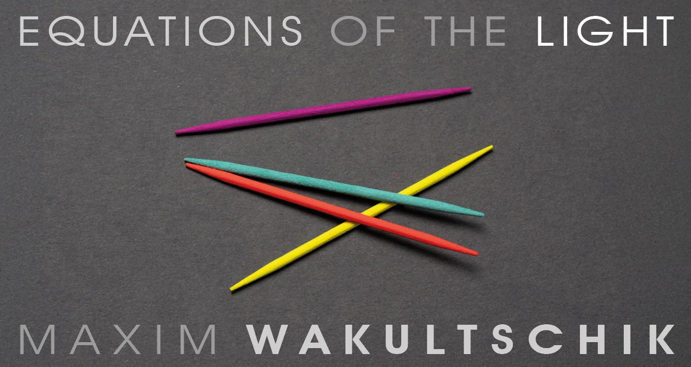 Einladungscover der Ausstellung Equations of the Light: vier farbige, keilförmige Stäbe auf grauem Grund, darüber der Ausstellungstitel, darunter der Name Maxim Wakultschik