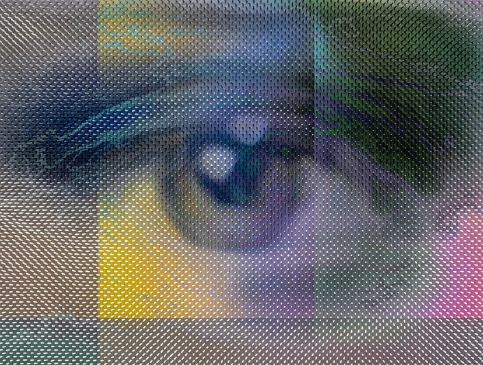 Maxim Wakultschik, The Eye of Eternity Looks Through Me — Relief eines Auges aus tausenden Nadeln in Blau, Violett, Gelb und Grün