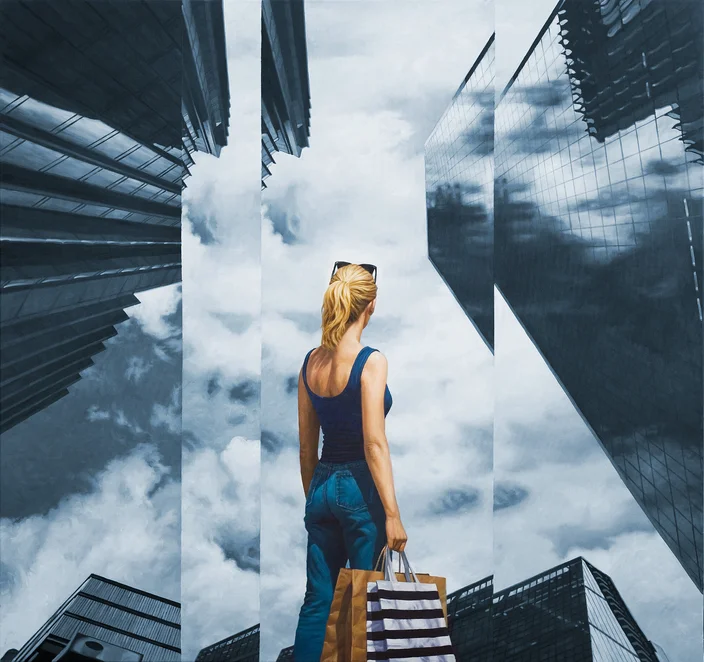 Christopher Corso, Urban decisions, 2026 — Frau mit Einkaufstaschen zwischen gespiegelten Hochhausfassaden und Wolkenhimmel